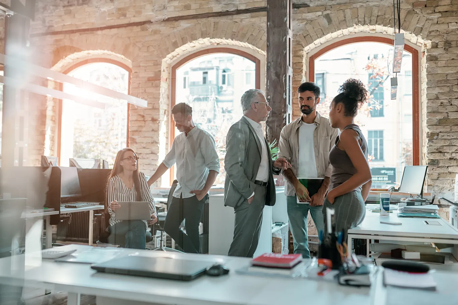Team im hellen Büro bei der Zusammenarbeit